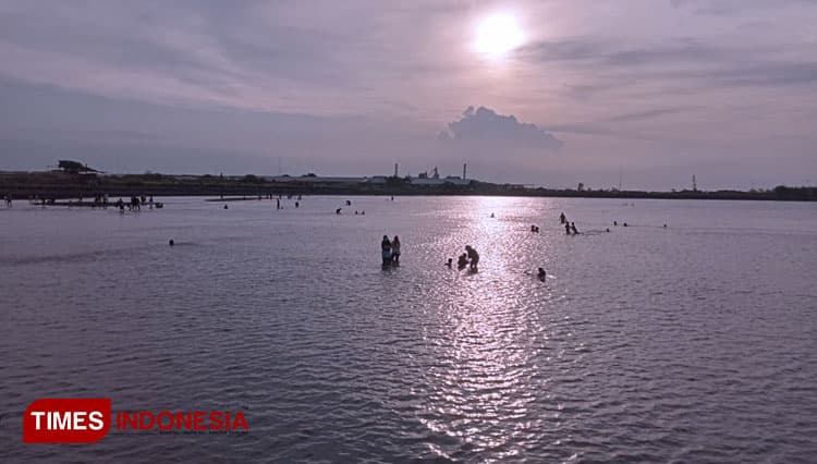 Menyelami Wisata Kumkum di Pantai Probolinggo yang Dipercaya Sembuhkan Penyakit